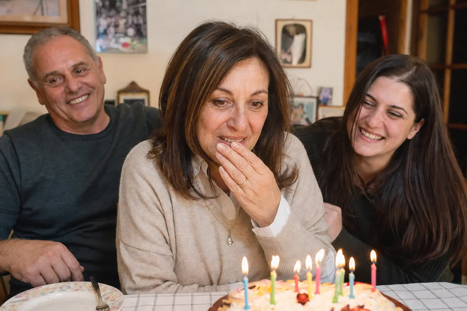 Paola copre il sorriso durante una foto di famiglia